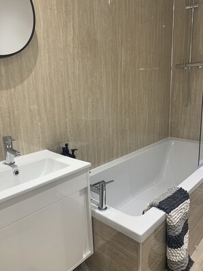 Ensemble baignoire-douche, séchoir à cheveux, serviettes fournies, savon