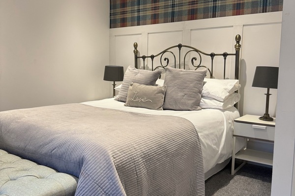 2 habitaciones, escritorio, tabla de planchar con plancha y wifi gratis