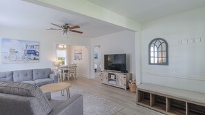 Smart TV, books - RELAXING & QUAINT! Walk to Beach, Fenced in Yard, Updated, Clean, Pet Friendly (Long Beach)