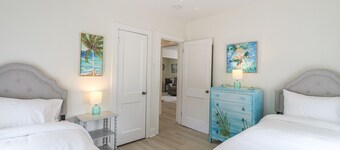 RELAXING & QUAINT! Walk to Beach, Fenced in Yard, Updated, Clean, Pet Friendly