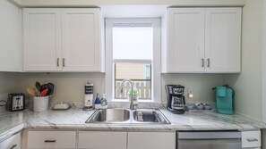 Fridge, microwave, oven, stovetop - RELAXING & QUAINT! Walk to Beach, Fenced in Yard, Updated, Clean, Pet Friendly (Long Beach)