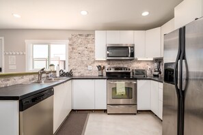 Kylskåp, mikrovågsugn, ugn och spishäll