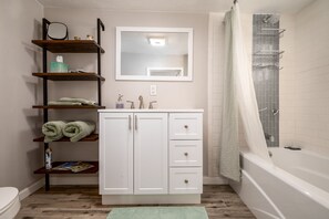 Combined shower/tub, hair dryer, towels, soap - Ranch Guest House (Tucson)