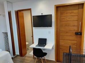 Studio 5 | Laptop workspace, blackout drapes, iron/ironing board, free WiFi - Tiny House Host (São Paulo)