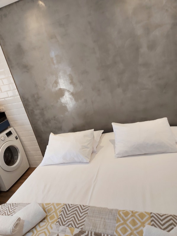 Studio 5 | Espacio para trabajar con laptop y cortinas blackout 