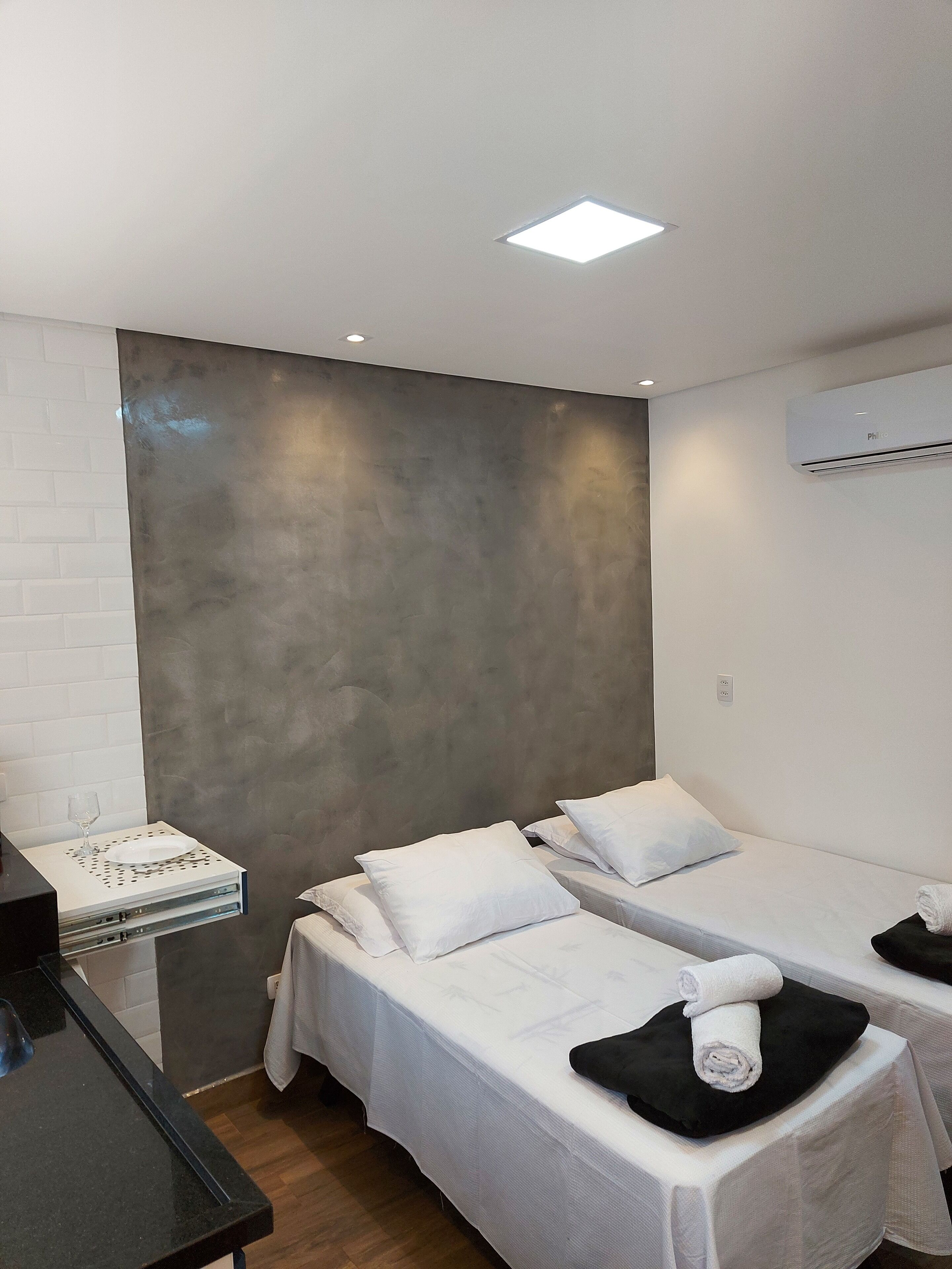 Studio 5 | Espaço de trabalho para notebook, cortinas blackout