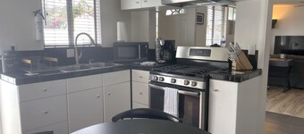 Spacious 1 bedroom less than 1 mile to Beach & DT