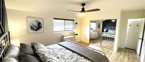 1 Schlafzimmer, Zimmersafe, Schreibtisch, Bügeleisen/Bügelbrett