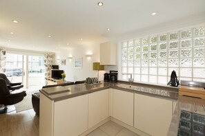 ثلاجة، غسالة أطباق، غلّاية كهربائية، مستلزمات طهي/أطباق/أوعية