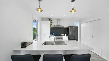 Kjøleskap, mikrobølgeovn, oppvaskmaskin og kaffetrakter/tekoker