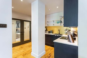 Fridge, microwave, oven, stovetop - Stunning Modern Apartment in the Heart of Holborn (London)