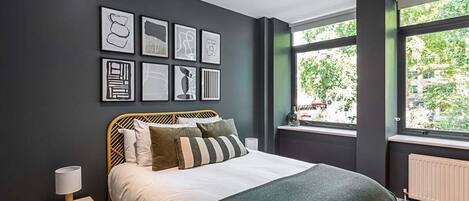 2 habitaciones, escritorio, tabla de planchar con plancha y internet