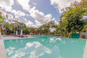 Una piscina al aire libre