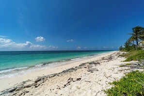 Beach nearby, sun loungers, beach towels - Adorable 2 bedroom suite - 200 steps to beach, car available (Freeport)
