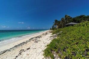 Beach nearby, sun loungers, beach towels - Adorable 2 bedroom suite - 200 steps to beach, car available (Freeport)