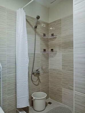 Shower, towels, soap, toilet paper - Studio with pool and wifi (Mandaue City)