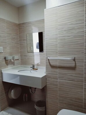 Shower, towels, soap, toilet paper - Studio with pool and wifi (Mandaue City)