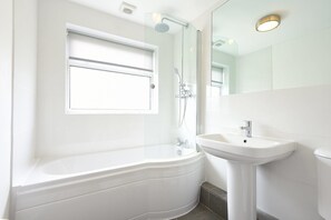 Cottage | Badkamer | Een douche