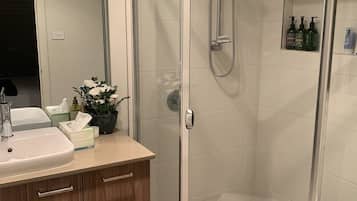 Douche, sèche-cheveux, serviettes fournies, savon