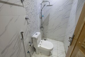 Quarto standard | Banheiro | Chuveiro, chuveiro com efeito de chuva, secador de cabelo, chinelos