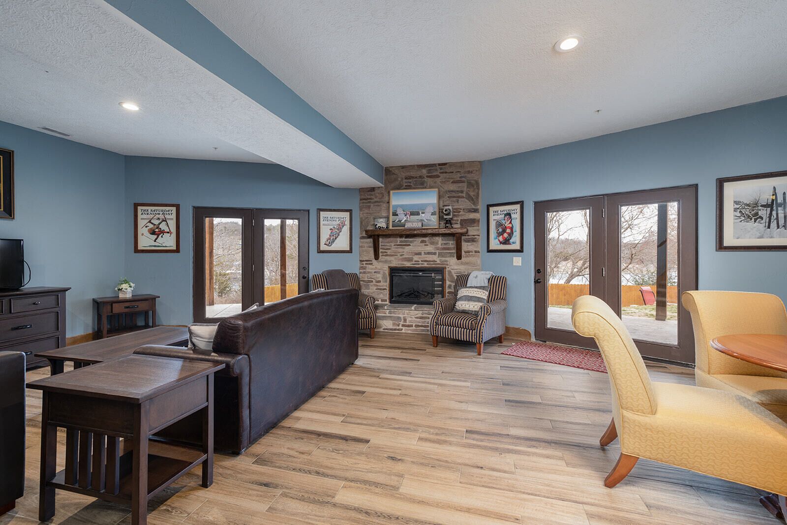 Smart TV, fireplace