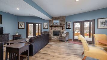 Smart TV, fireplace