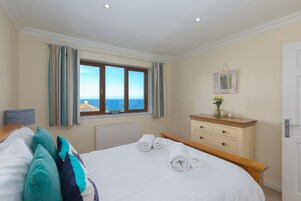 3 habitaciones, decoración personalizada y muebles diferentes 