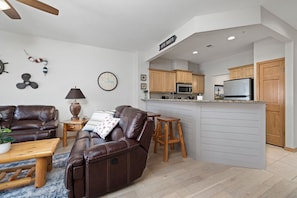 Smart TV - Beautiful 2 Bedroom Lakefront Condo (Branson)