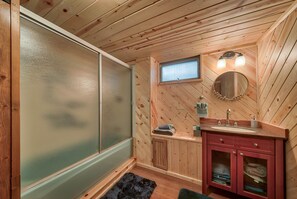 Combined shower/bathtub, hair dryer, towels, soap - Spacious cozy home, walking distance to Downtown (Cody)