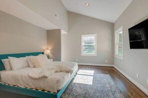 3 slaapkamers, een bureau, een strijkplank/strijkijzer, reisbedje