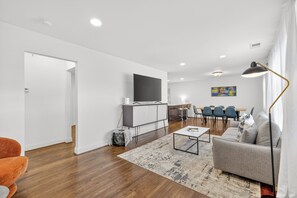 Smart TV, offices - This beautiful Nashville home is tucked away 9 min from the Grand Ole Opry and 4 miles to Broadway ! Its an open concept 2500- sq feet 3 bedroom 2 baths perfect for famlies or couples. (Nashville)