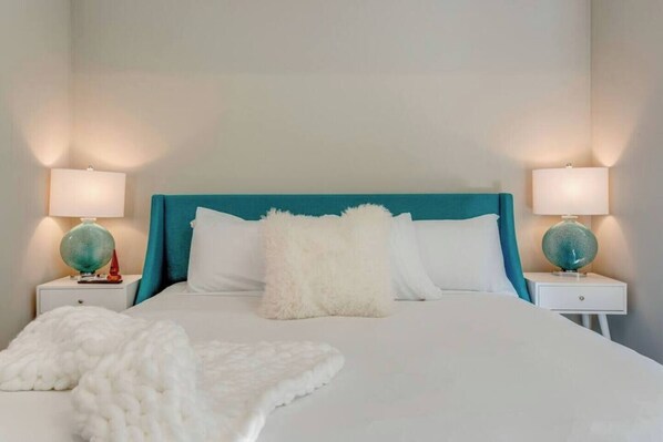 3 chambres, bureau, fer et planche à repasser, lit de bébé portatif