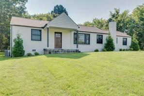 Exterior - This beautiful Nashville home is tucked away 9 min from the Grand Ole Opry and 4 miles to Broadway ! Its an open concept 2500- sq feet 3 bedroom 2 baths perfect for famlies or couples. (Nashville)