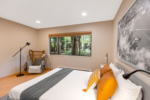 2 habitaciones, escritorio y tabla de planchar con plancha