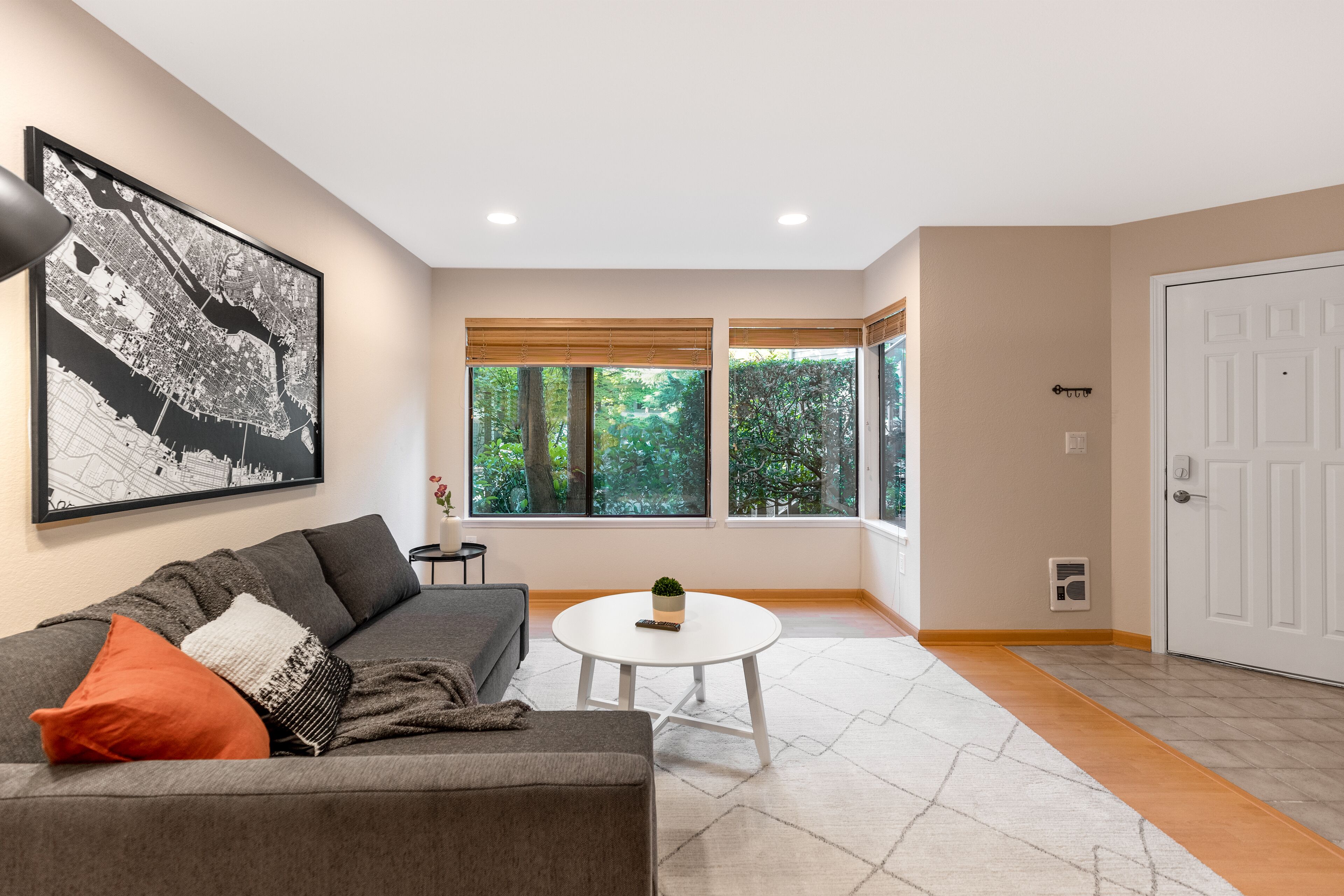 TV connectée, cheminée, écrans d'ordinateur