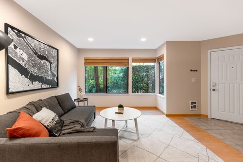 Cozy Downtown 2BD Bellevue Condo, Free Parking