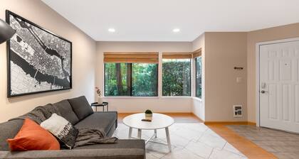 Cozy Downtown 2BD Bellevue Condo, Free Parking