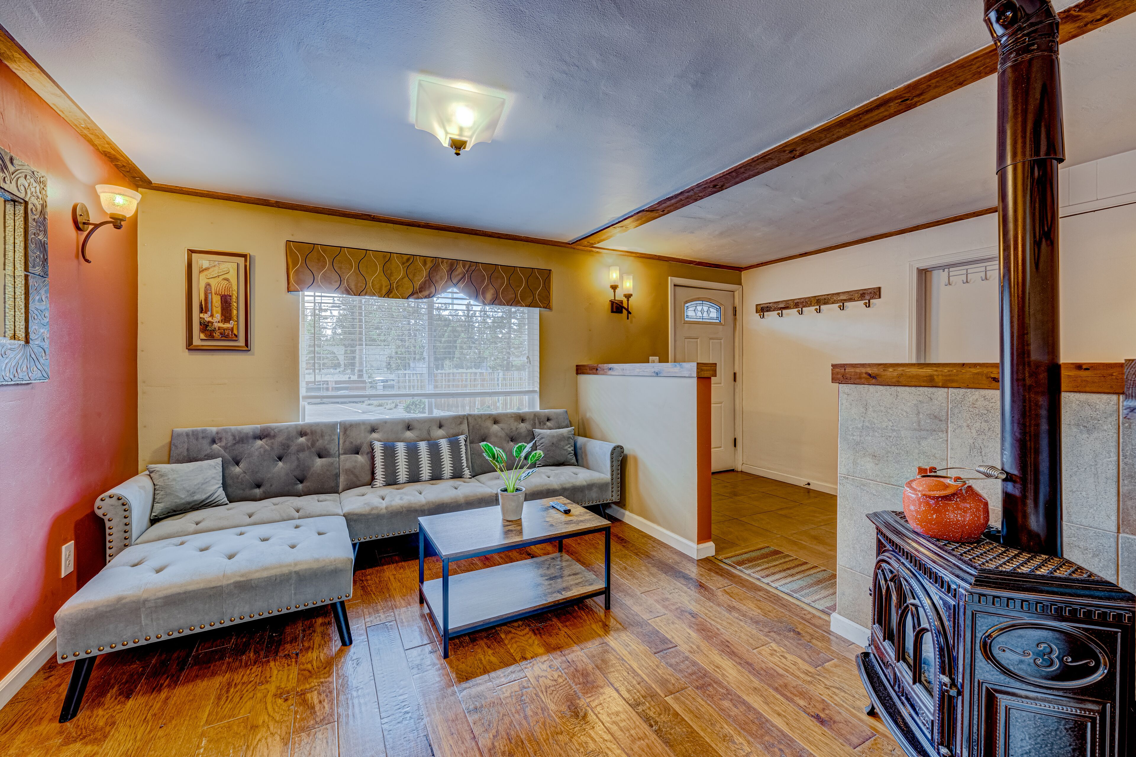 Comfortable retreat with a kitchen & yard - walk to Lakeside Beach & Heavenly