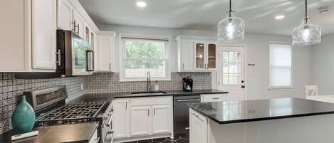 Réfrigérateur, four à micro-ondes, un four, surface de cuisson