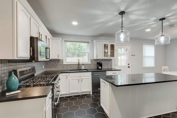 Een koelkast, een magnetron, een oven, een kookplaat