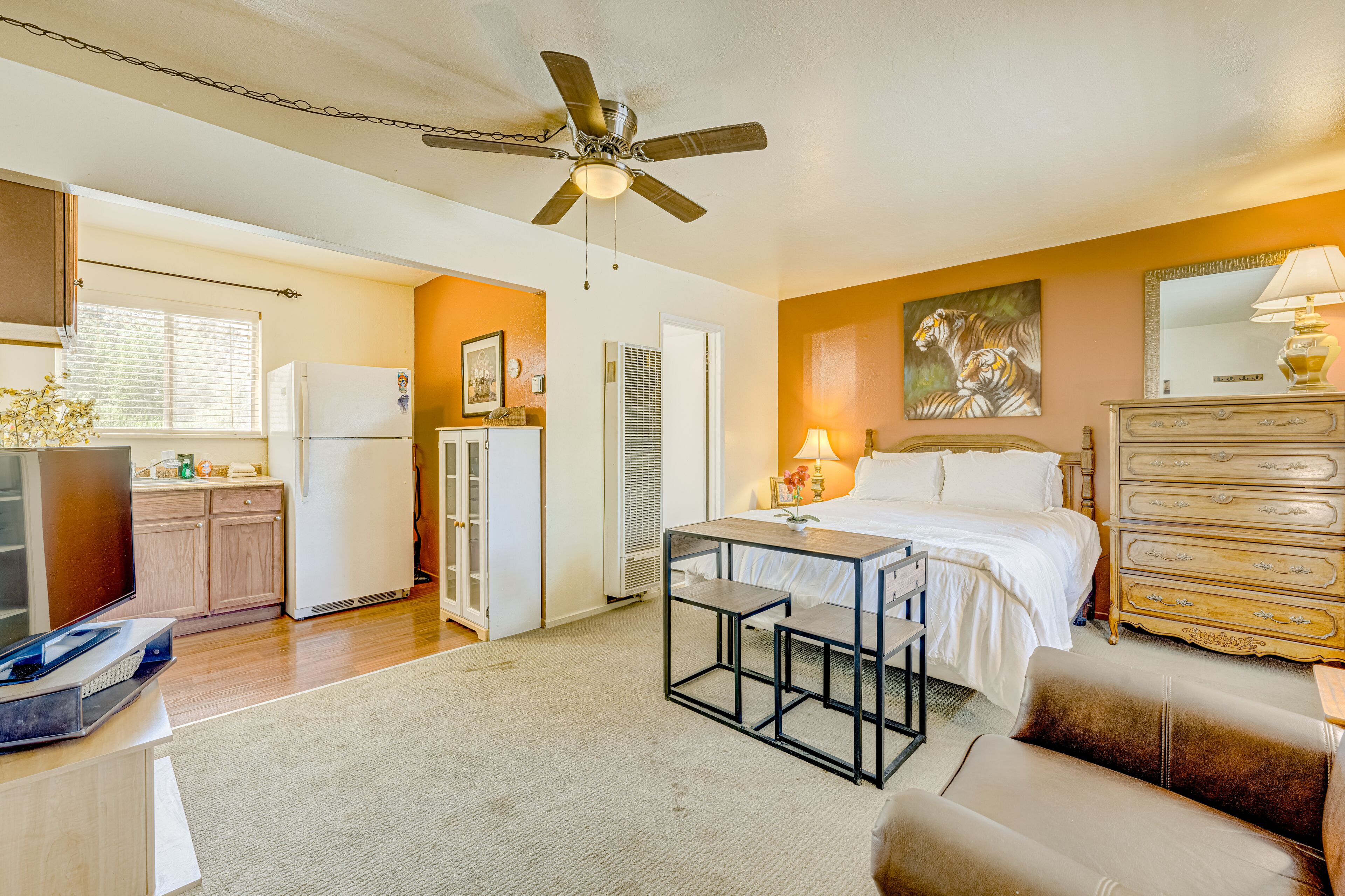 Bright studio with a kitchenette - walk to Heavenly Village & Lakeside Beach