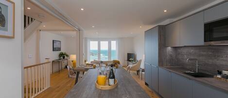 Kjøleskap, oppvaskmaskin, vannkoker og brødrister