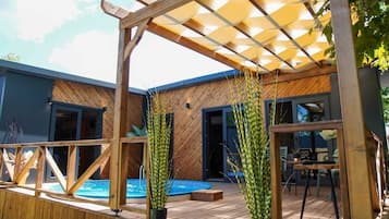 Superior Tiny Lake View | Egyptian cotton sheets, premium bedding, in-room safe, blackout drapes