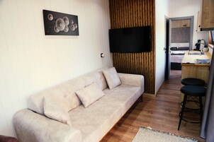 Deluxe Tiny Garden View | Egyptian cotton sheets, premium bedding, in-room safe, blackout drapes