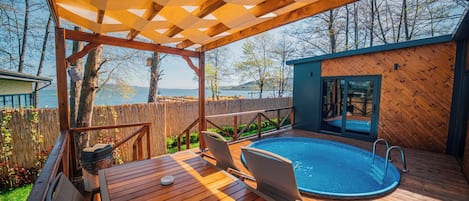 Superior Tiny Lake View | Egyptian cotton sheets, premium bedding, in-room safe, blackout drapes