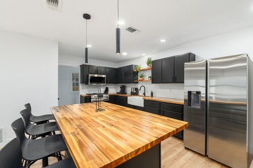 Listen Linda, 5 Bedroom Home Near Bishop Arts