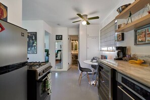 Fridge, microwave, oven, stovetop - Villa 3 · Downtown Palm Springs - Salt Water Pool-Spa 3 (Palm Springs)