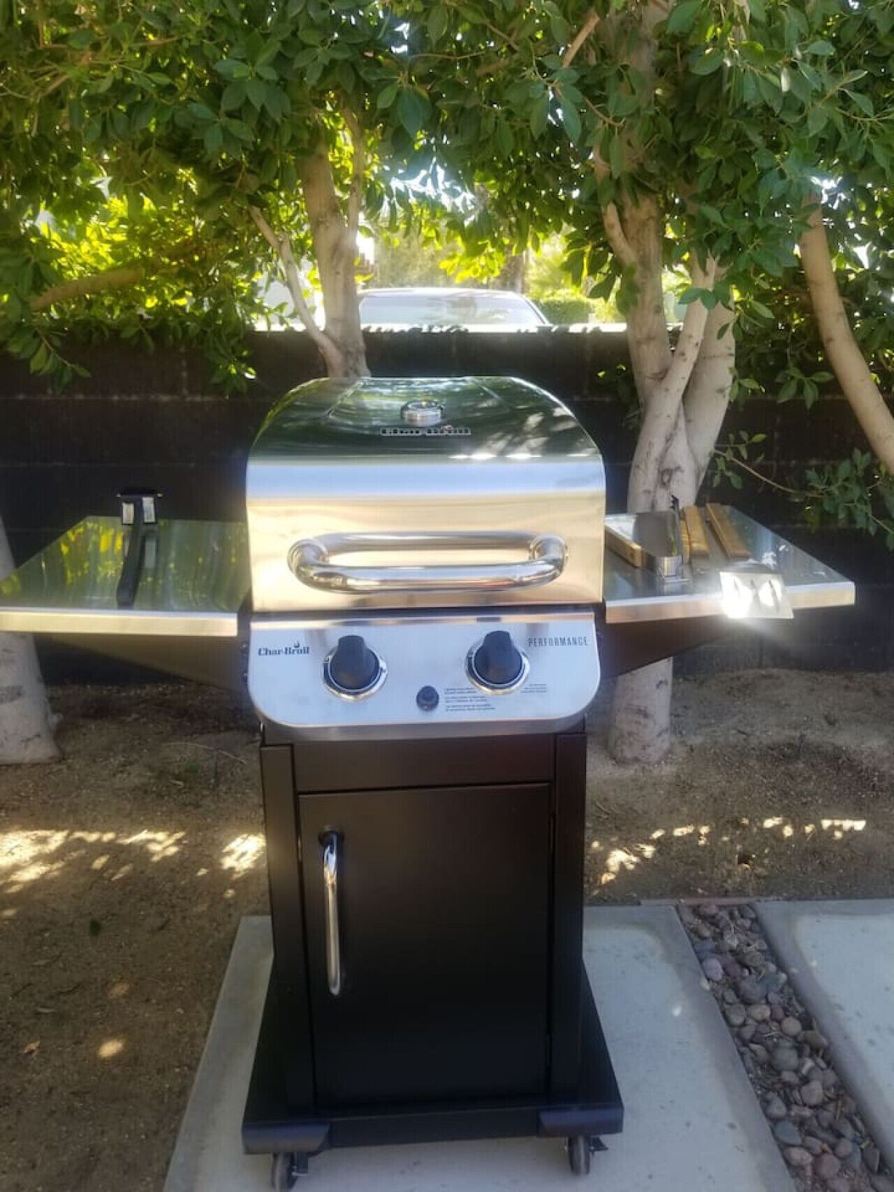 Ein Char-Broil Gasgrill mit zwei Drehknöpfen, einem Edelstahldeckel und einem schwarzen Fuß.