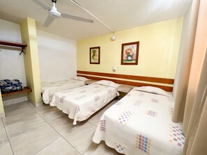 Escritorio, wifi gratis y ropa de cama 