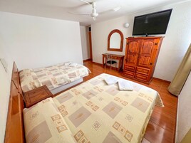 Escritorio, wifi gratis y ropa de cama 